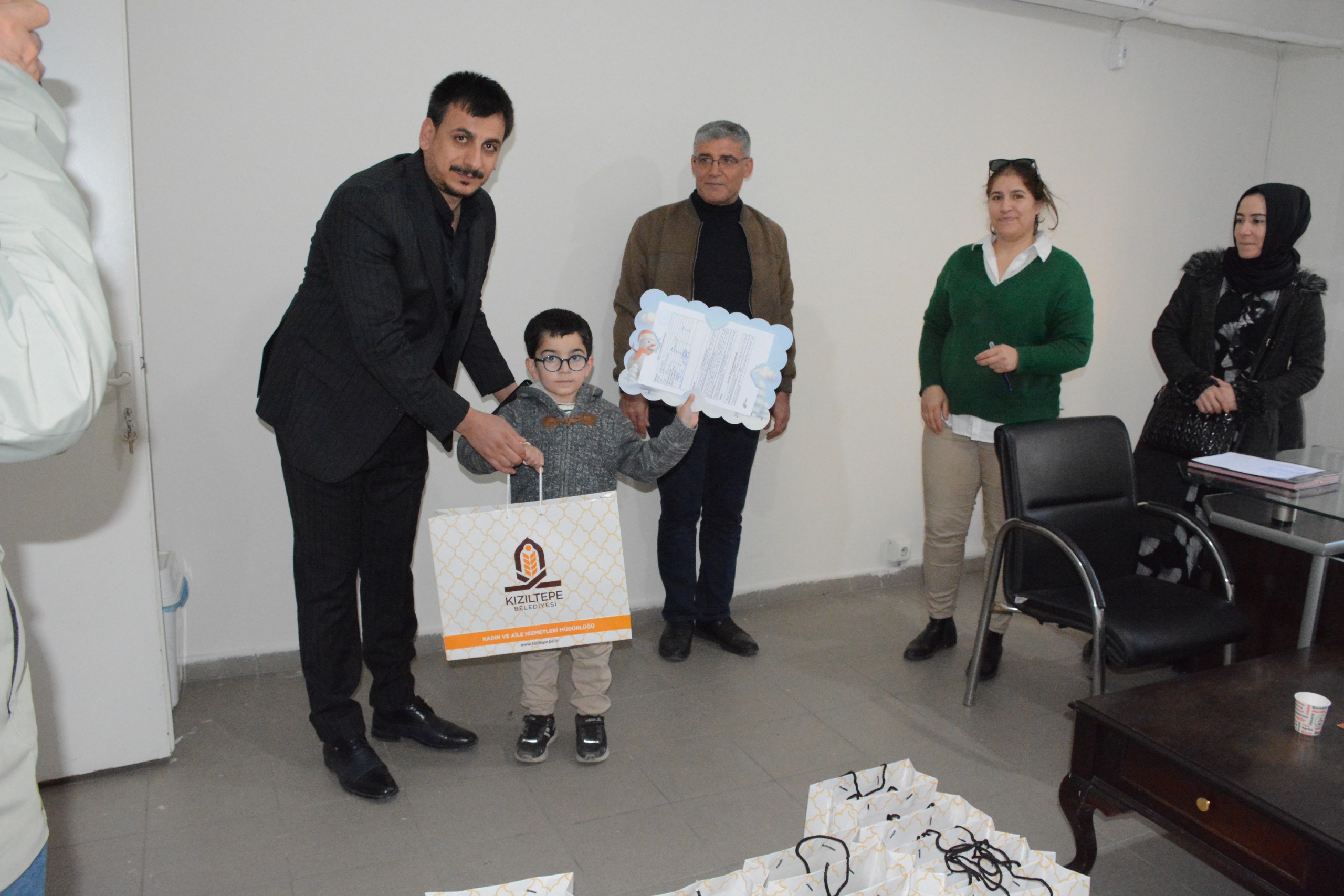 Kızıltepe Belediyesi Öğrencilere tatil hediyesi dağıttı