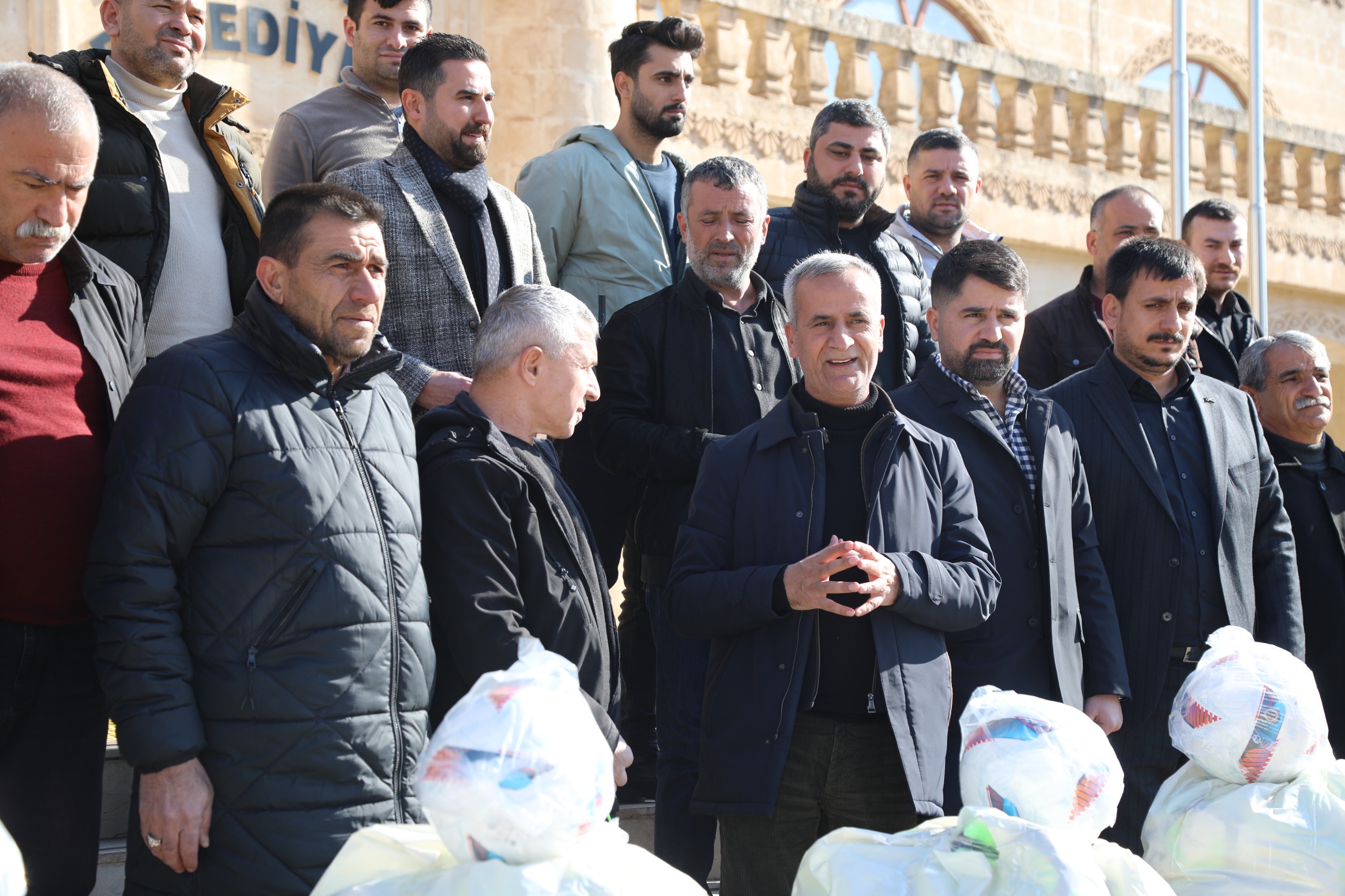 Kızıltepe’nın futbol takımlarına spor malzemeleri dağıtıldı