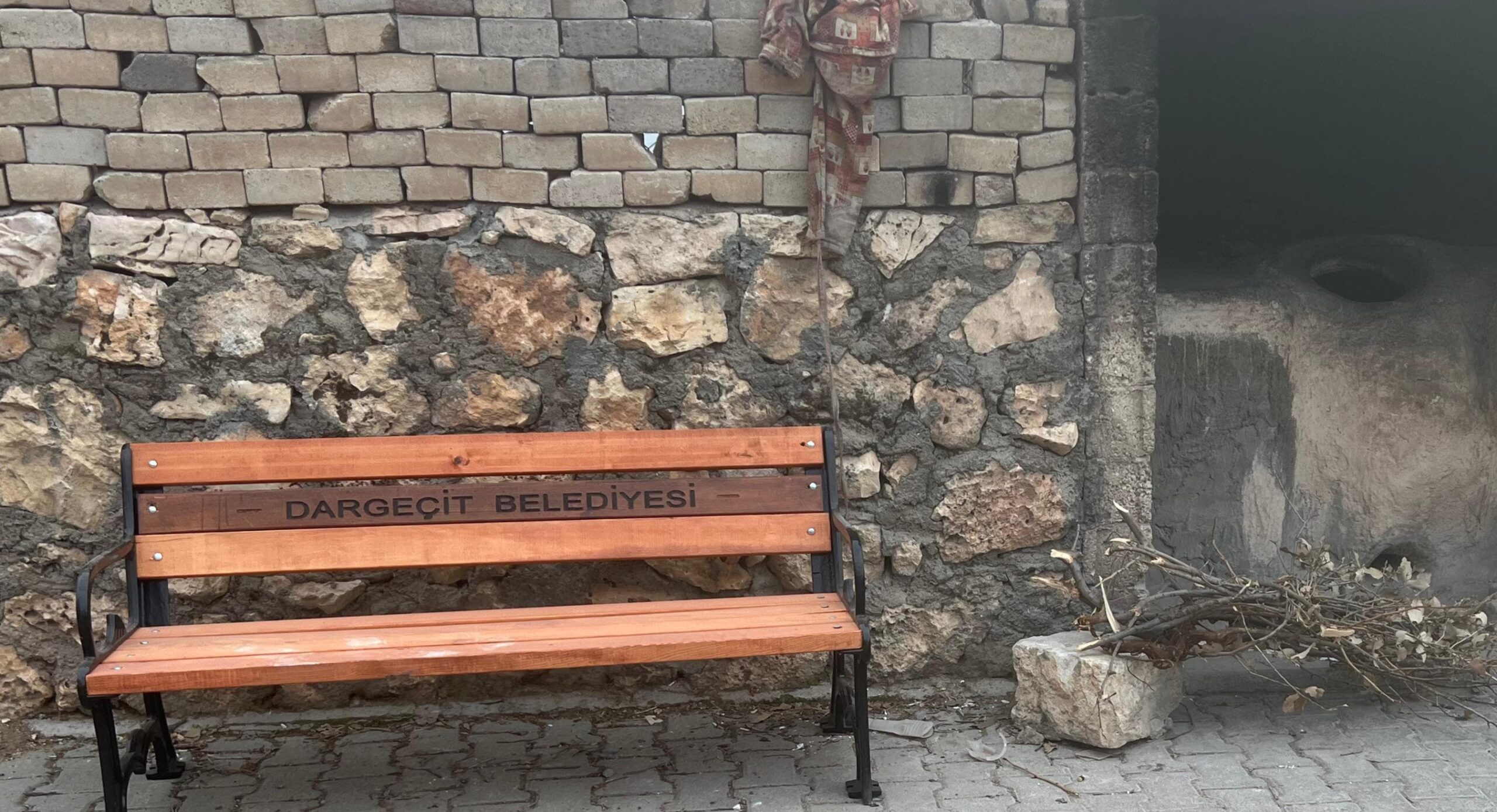 Kadınlar talep etti Dargeçit Belediyesi tandır önlerine oturma bankları yerleştirdi