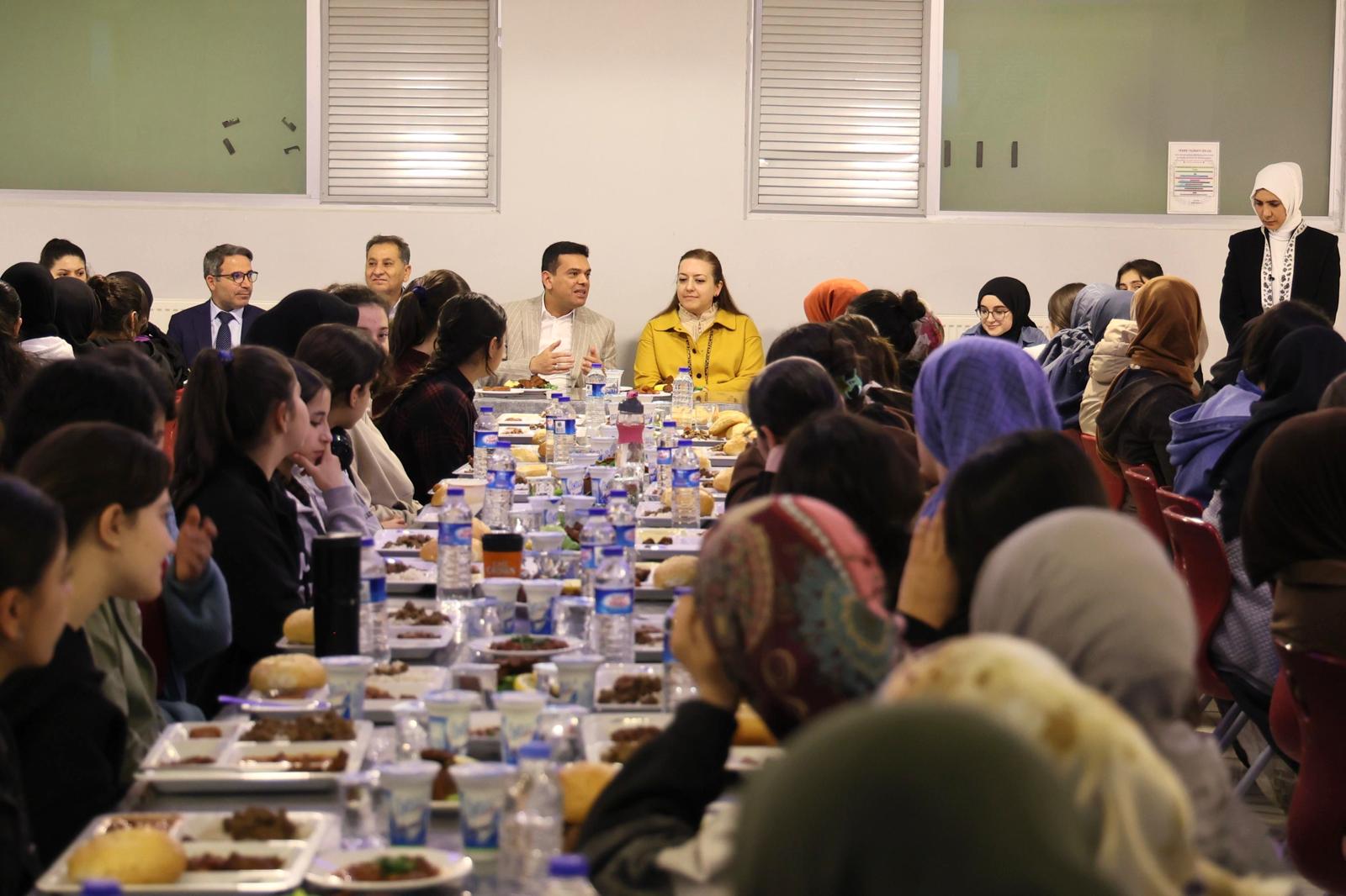 KIZLTEPE KAYMAKAMI ABDULLAH ŞAHİN İFTARDA ÖĞRENCİLERLE BİR ARAYA GELDİ