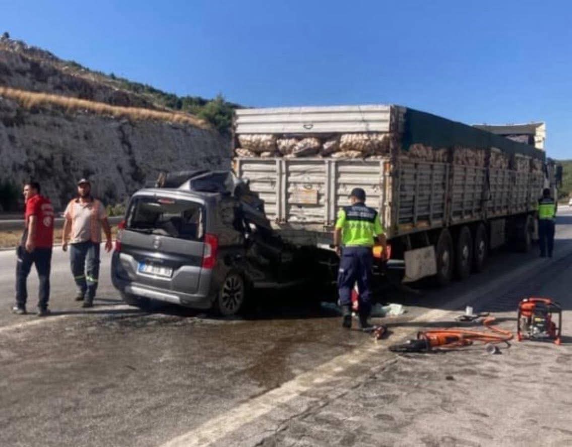 TARSUS’TA FECİ KAZA: VİRANŞEHİRLİ AİLEDEN 5 KİŞİ HAYATINI KAYBETTİ