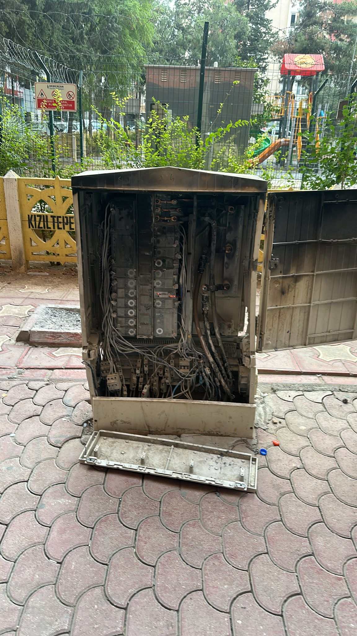 Kızıltepe’de DEDAŞ’ın Yol Ortasına Koyduğu Elektrik Panoları Bir Bir Yanıyor