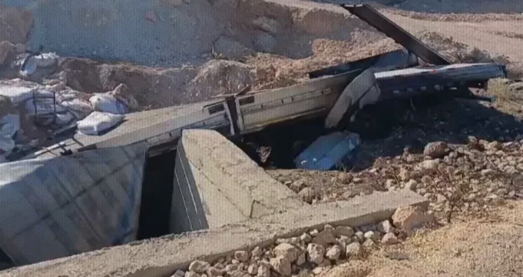 Kaza yapan TIR parçalara ayrıldı 13 yaşındaki baba ve oğlu hayatını kaybetti