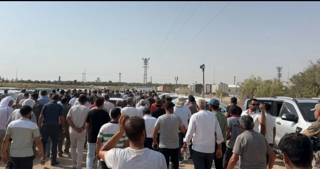 Şanlıurfa’da çiftçiler DEDAŞ’a karşı yolu trafiğe kapattı