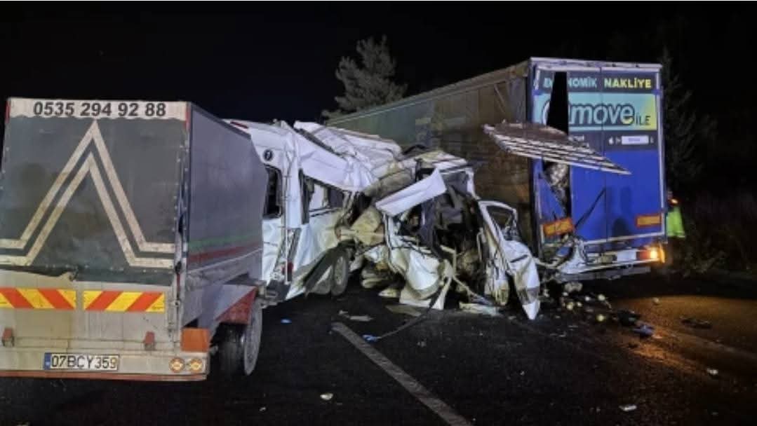 İdil’li Tarım İşçilerini Taşıyan Minibüs Tarsus’ta TIR’a Çarptı: 3 Ölü, 16 Yaralı