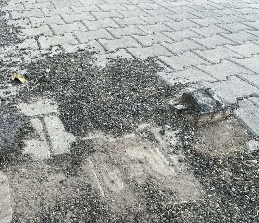 Artuklu’da DEDAŞ’IN Kesilen Elektrik Direklerinin Kalıntıları Hâlâ Tehlike Saçıyor