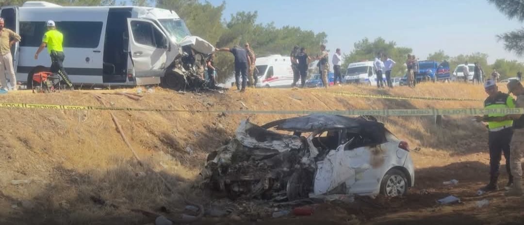 Şanlıurfa’da Yolcu minibüsü ile otomobil çarpıştı 1 ölü 14 yaralı