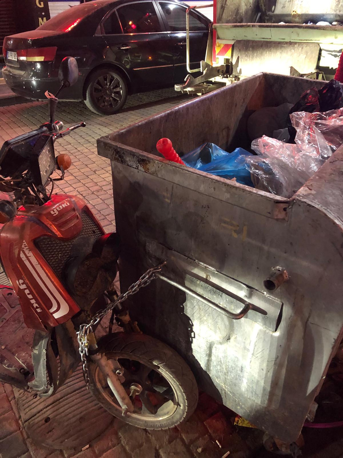 Kızıltepe’de ilginç manzara: Motosiklet çöp konteynerine zincirle bağlandı