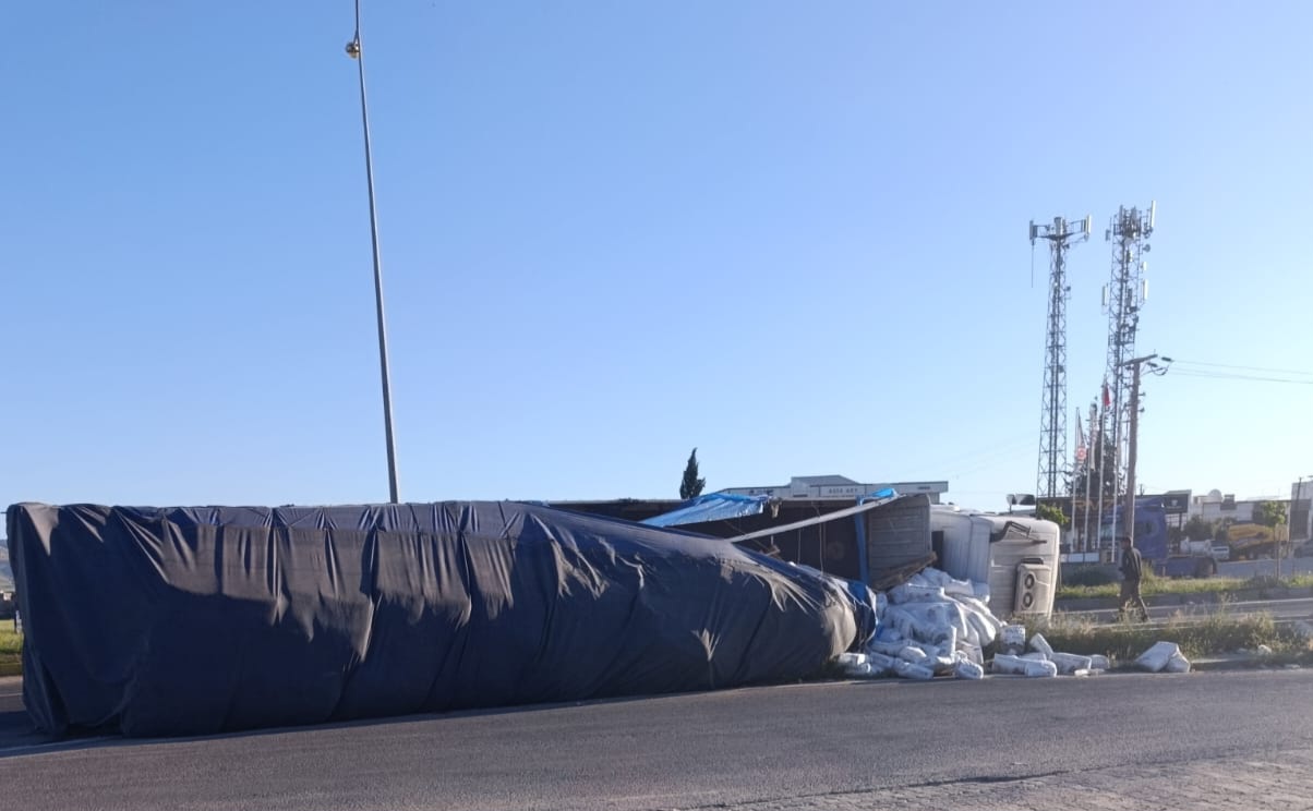 Kızıltepe ilçesinde çevre yolunda meydana gelen trafik kazasında un yüklü TIR devrildi, sürücü yaralandı.