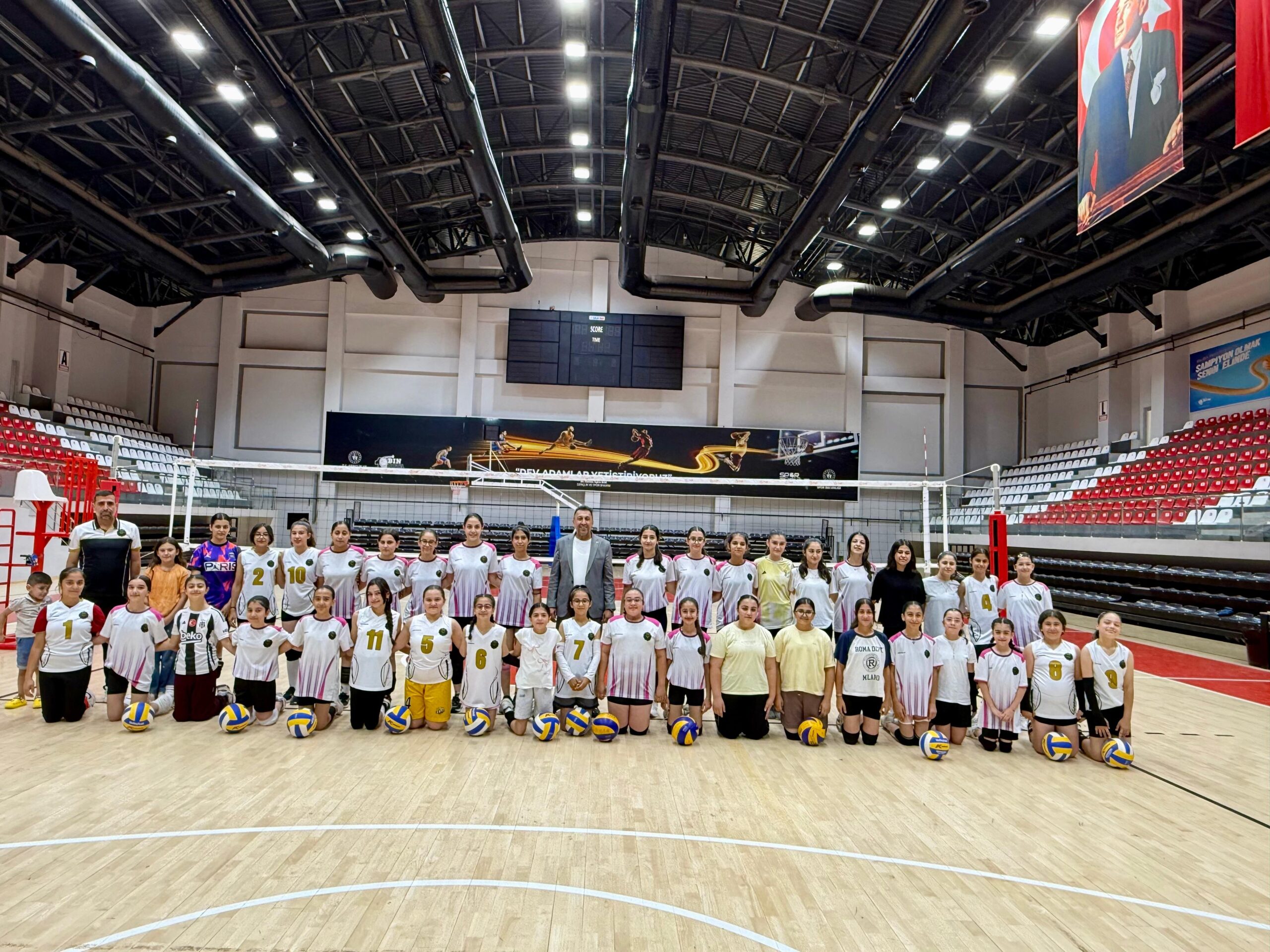 Dara Salon Spor Kulübü Kızıltepe’de 100 Genç Kızı Voleybolla Kazandırıyor