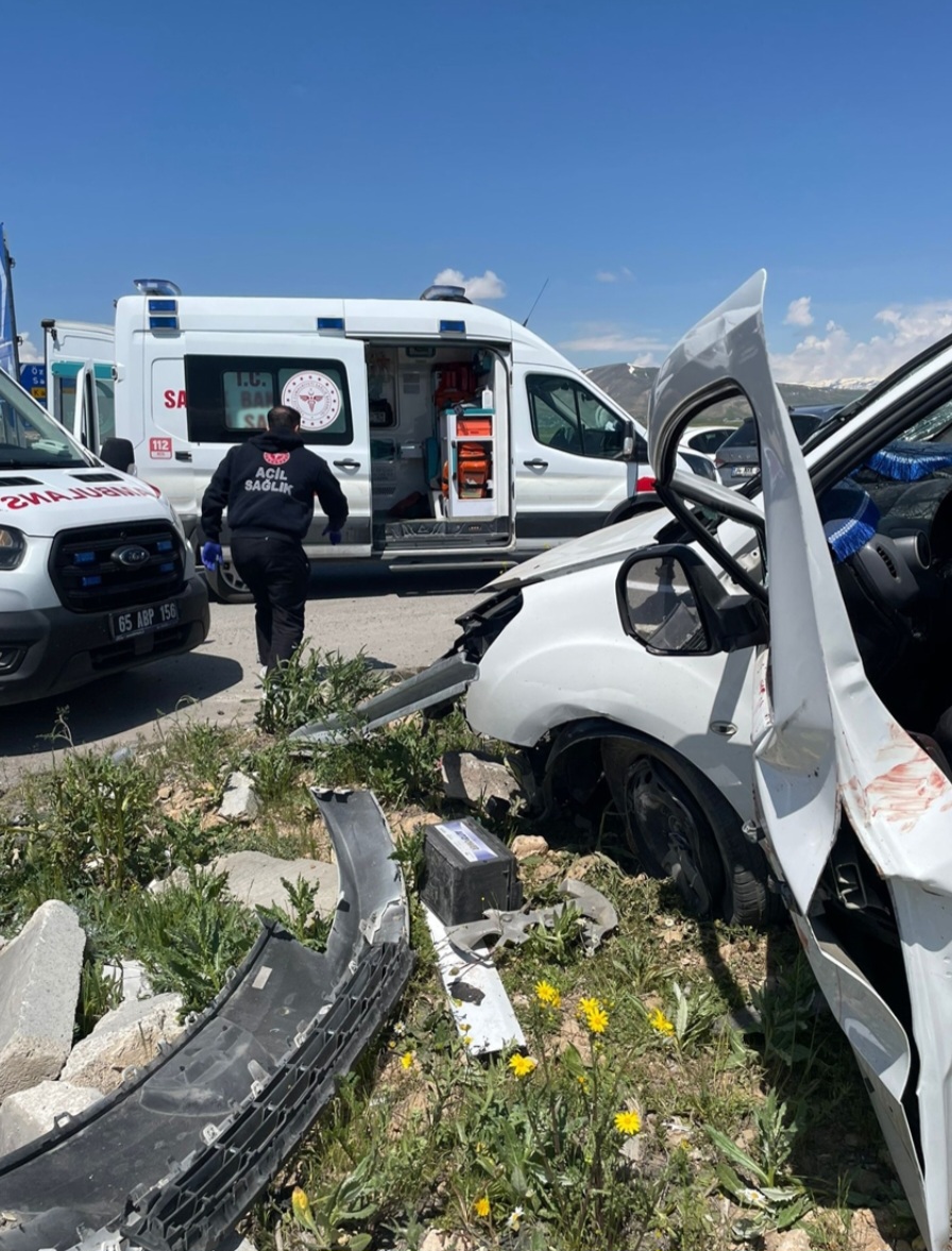 Van’da pikap ile hafif ticari aracın çarpıştığı kazada 4 kişi hayatını kaybetti, 4 kişi yaralandı
